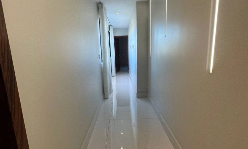 Bem-vindo à sua casa dos sonhos no bairro Marianga, na encantadora cidade de Itabaiana. Esta residência de alto padrão é uma obra-prima de luxo e conforto, com um toque especial de sofisticação. Com 5 quartos, incluindo uma suíte, 3 banheiros e uma série de comodidades, esta é a definição de um lar requintado.