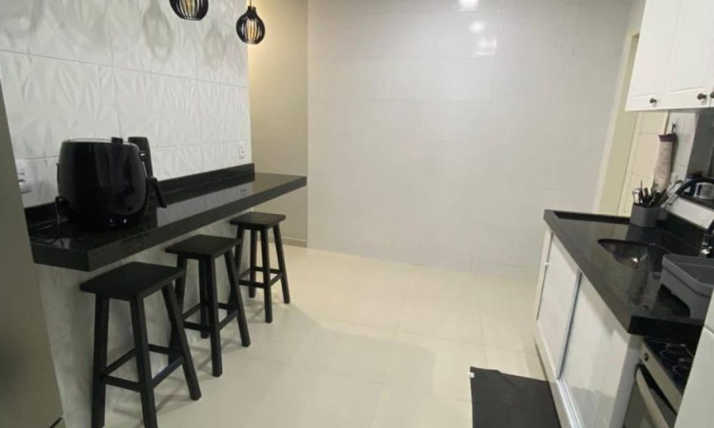 Esta aconchegante casa em Itabaiana é a opção perfeita para quem busca um lar prático e confortável. Com 2 quartos, 2 banheiros e 1 vaga de garagem, esta casa oferece tudo o que você precisa para viver com comodidade.