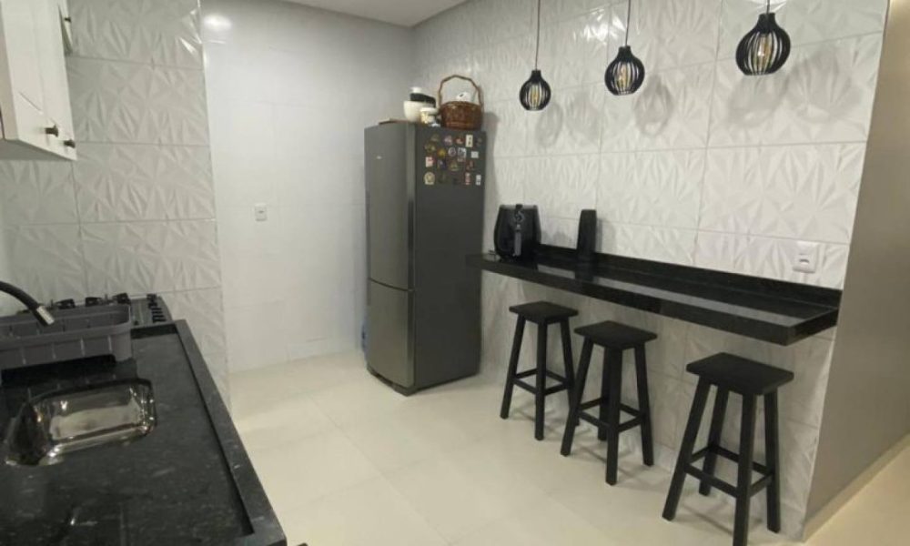 Esta aconchegante casa em Itabaiana é a opção perfeita para quem busca um lar prático e confortável. Com 2 quartos, 2 banheiros e 1 vaga de garagem, esta casa oferece tudo o que você precisa para viver com comodidade.