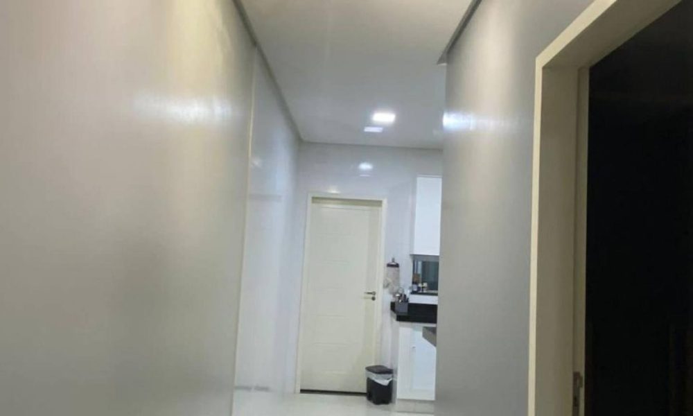 Esta aconchegante casa em Itabaiana é a opção perfeita para quem busca um lar prático e confortável. Com 2 quartos, 2 banheiros e 1 vaga de garagem, esta casa oferece tudo o que você precisa para viver com comodidade.