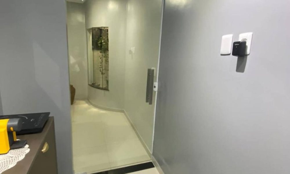 Esta aconchegante casa em Itabaiana é a opção perfeita para quem busca um lar prático e confortável. Com 2 quartos, 2 banheiros e 1 vaga de garagem, esta casa oferece tudo o que você precisa para viver com comodidade.