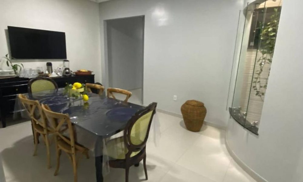 Esta aconchegante casa em Itabaiana é a opção perfeita para quem busca um lar prático e confortável. Com 2 quartos, 2 banheiros e 1 vaga de garagem, esta casa oferece tudo o que você precisa para viver com comodidade.